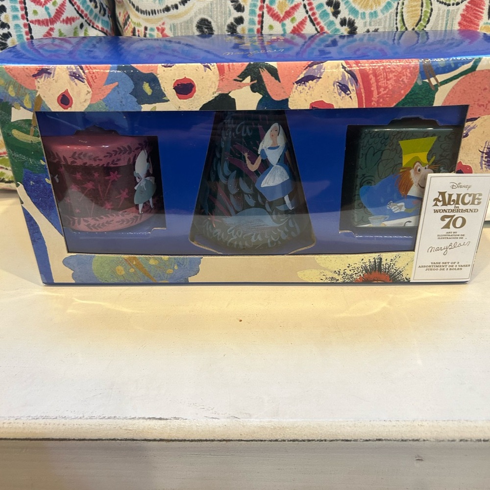 Alice in the Wonderland vase  set